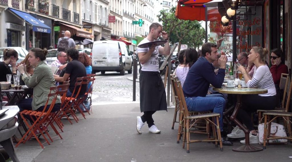 What are some free attractions in Paris?